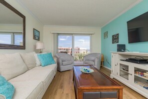 Appartement, meerdere bedden, balkon, uitzicht op oceaan | Woonkamer | Een 40-inch televisie met digitale zenders