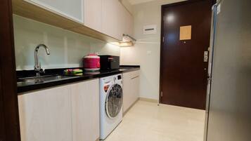Room | Private kitchen | Fridge, microwave, stovetop, cookware/dishes/utensils