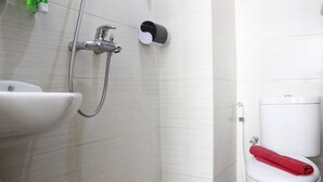 A bathroom with a sink, a shower, and a toilet. - Homey Studio Gateway Pasteur Apartment near Exit Toll (Cimahi)