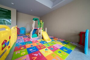 Zona de jocs infantil: coberta