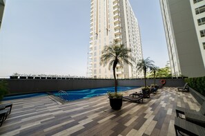 Outdoor pool - Stylish and Spacious Studio Galeri Ciumbuleuit 3 Apartment (Bandung)