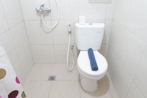 Kamar | Kamar mandi | Shower, perlengkapan mandi gratis,  dan handuk