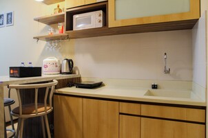 Refrigerador, placa de cocina, utensilios de cocina