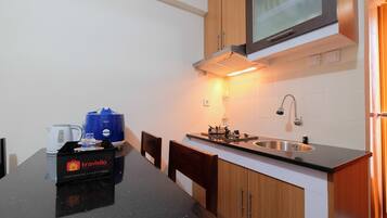 Quarto | Cozinha americana privada | Geladeira, cooktop, chaleira elétrica