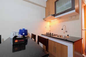 Kamar | Dapur kecil pribadi | Lemari es, kompor, ketel listrik, dan peralatan masak/sendok-piring