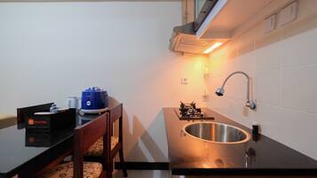 Habitación | Cocina básica privada | Frigorífico, placa de cocina, hervidor eléctrico y utensilios de cocina