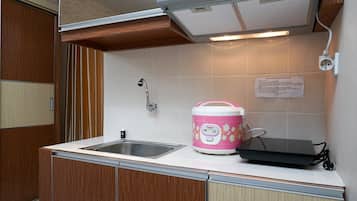Room | Private kitchenette | Fridge, stovetop, cookware/dishes/utensils