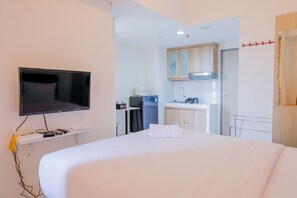 1 habitación, escritorio y ropa de cama 