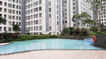 Una piscina al aire libre