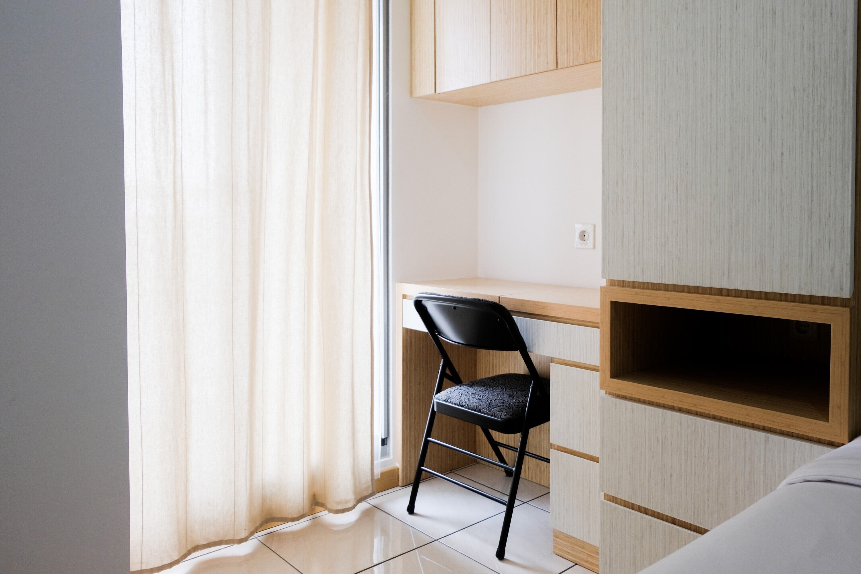 Une chambre à coucher avec un lit, un bureau et une chaise.