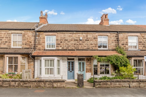 Strayside Cottage Harrogate. Dog friendly. 5 min walk hospital. 15 min walk town