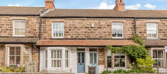 Strayside Cottage Harrogate. Dog friendly. 5 min walk hospital. 15 min walk town