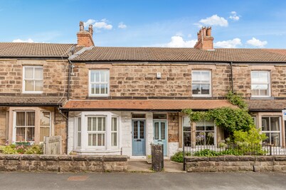 Strayside Cottage Harrogate. Dog friendly. 5 min walk hospital. 15 min walk town