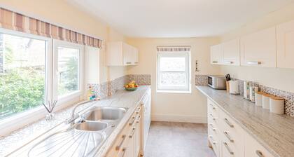 Strayside Cottage Harrogate. Dog friendly. 5 min walk hospital. 15 min walk town