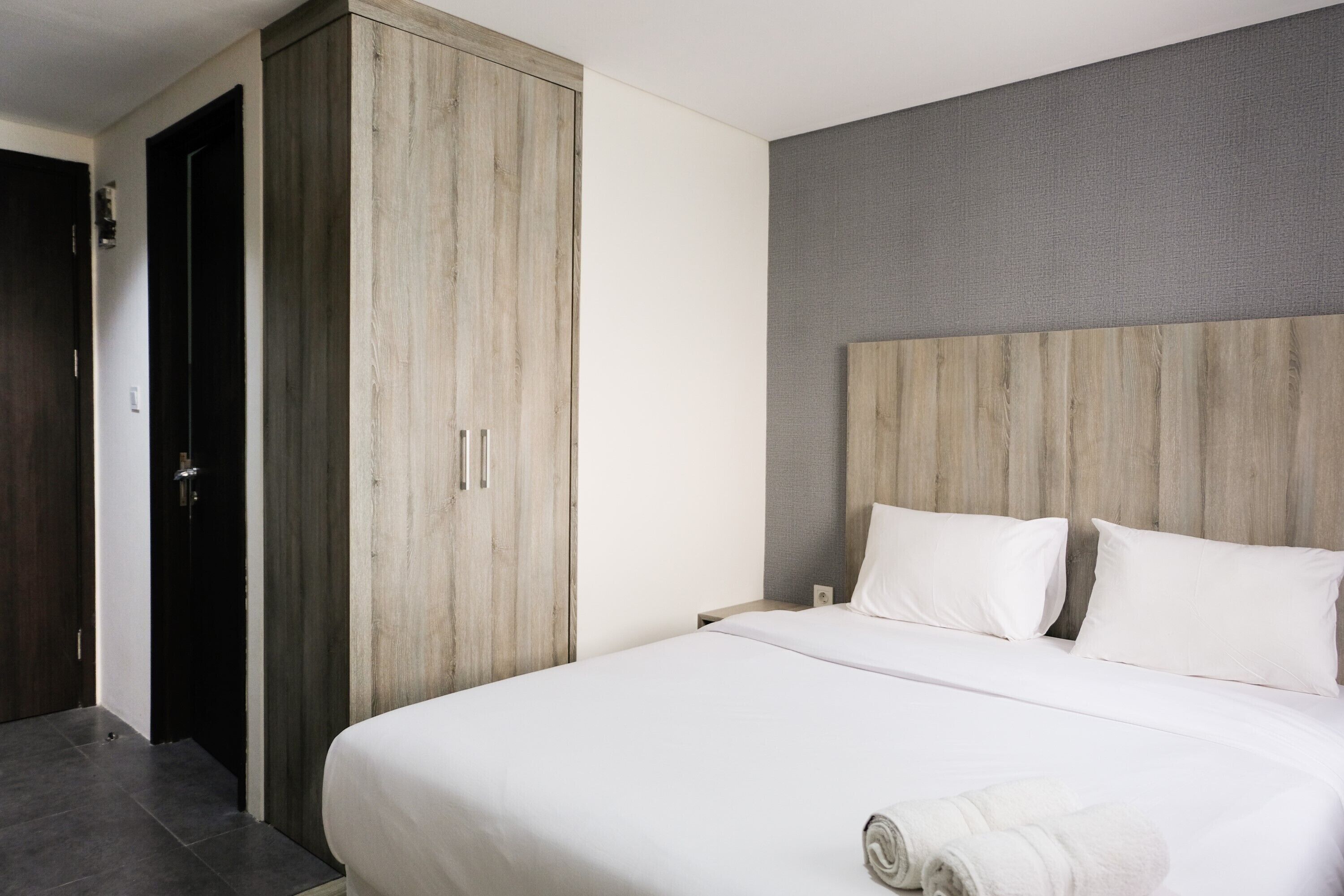 Kamer | 1 slaapkamer, een bureau, beddengoed