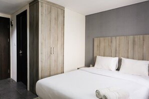 Room | 1 bedroom, desk, bed sheets - Minimalist Studio Room at Bintaro Icon Apartment (South Tangerang)