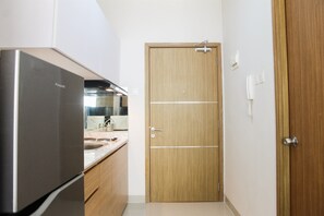 Kamar | Dapur kecil pribadi | Lemari es, kompor, ketel listrik, dan peralatan masak/sendok-piring