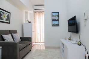 TV - Exclusive 2BR Springlake Summarecon Bekasi Apartment (Bekasi)