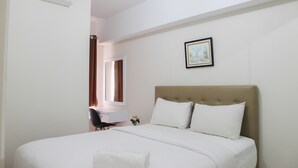 A hotel room with a bed, a desk, and a chair. - Exclusive 2BR Springlake Summarecon Bekasi Apartment (Bekasi)