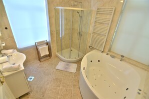 Tina, tina de hidromasaje, secadora de cabello, bidet 