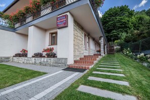 Property entrance - Willa Azalia (Polanica-Zdroj)