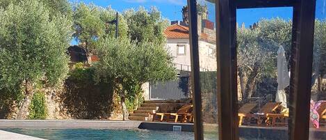 室外游泳池,日光浴躺椅