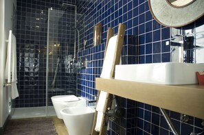 Habitación Confort con 1 cama matrimonial o 2 individuales | Baño | Regadera, secadora de cabello, toallas, jabón 