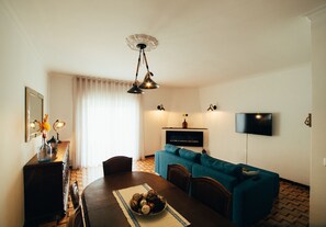 TV, fireplace