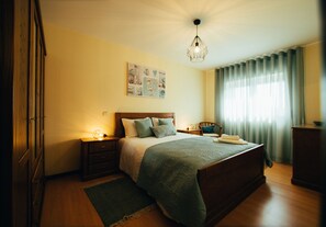3 slaapkamers, geluiddichte muren, een strijkplank/strijkijzer, wifi