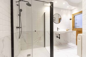 Badewanne, Haartrockner, Handtücher