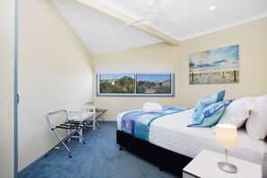 Fiji Room | Iron/ironing board, free WiFi, bed sheets, wheelchair access - Twelve Apostles Port Campbell Bed & Breakfast (Port Campbell)