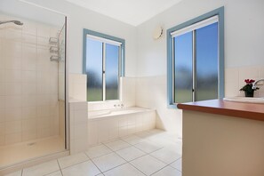 Towels, soap, shampoo, toilet paper - Twelve Apostles Port Campbell Bed & Breakfast (Port Campbell)