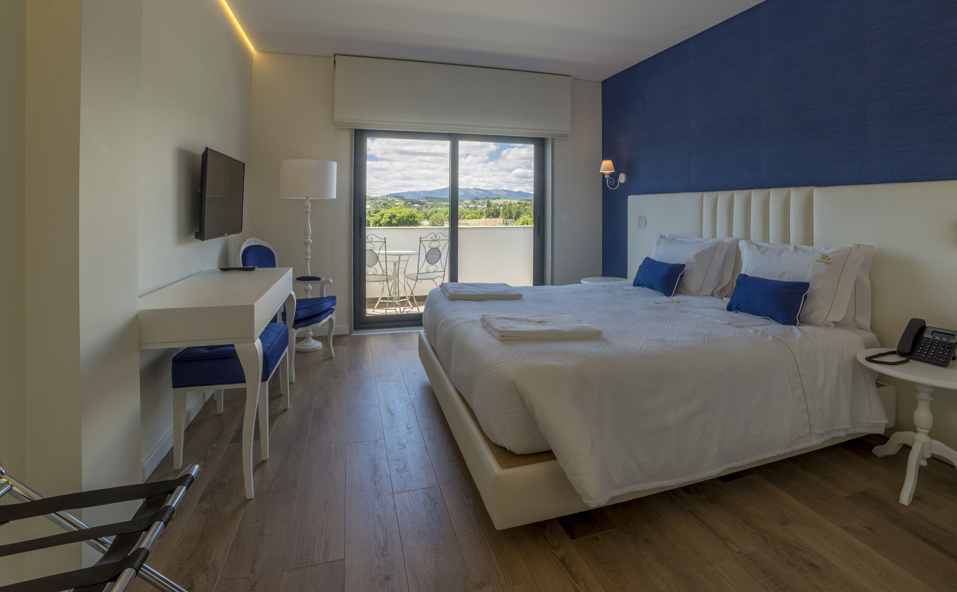 Quarto casal | Roupas de cama premium, cofres nos quartos, individualmente decorados