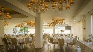 Phục vụ bữa trưa và bữa tối 