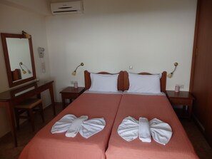 بديكورات فريدة لكل غرفة وستائر تعتيم وتجهيزات عازلة للصوت ومكواة/لوح كي