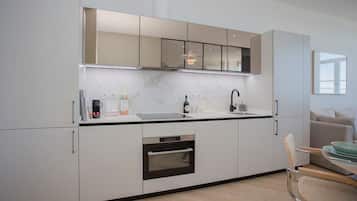 Een koelkast, een magnetron, een oven, een kookplaat