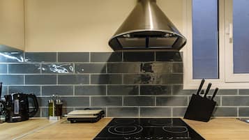 Fridge, microwave, oven, coffee/tea maker