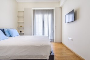 1 dormitorio, tabla de planchar con plancha, wifi y ropa de cama