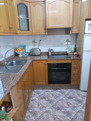 Een koelkast, een magnetron, een oven, een kookplaat