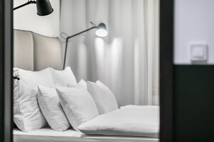 Escritorio, espacio para trabajar con laptop y cortinas blackout 