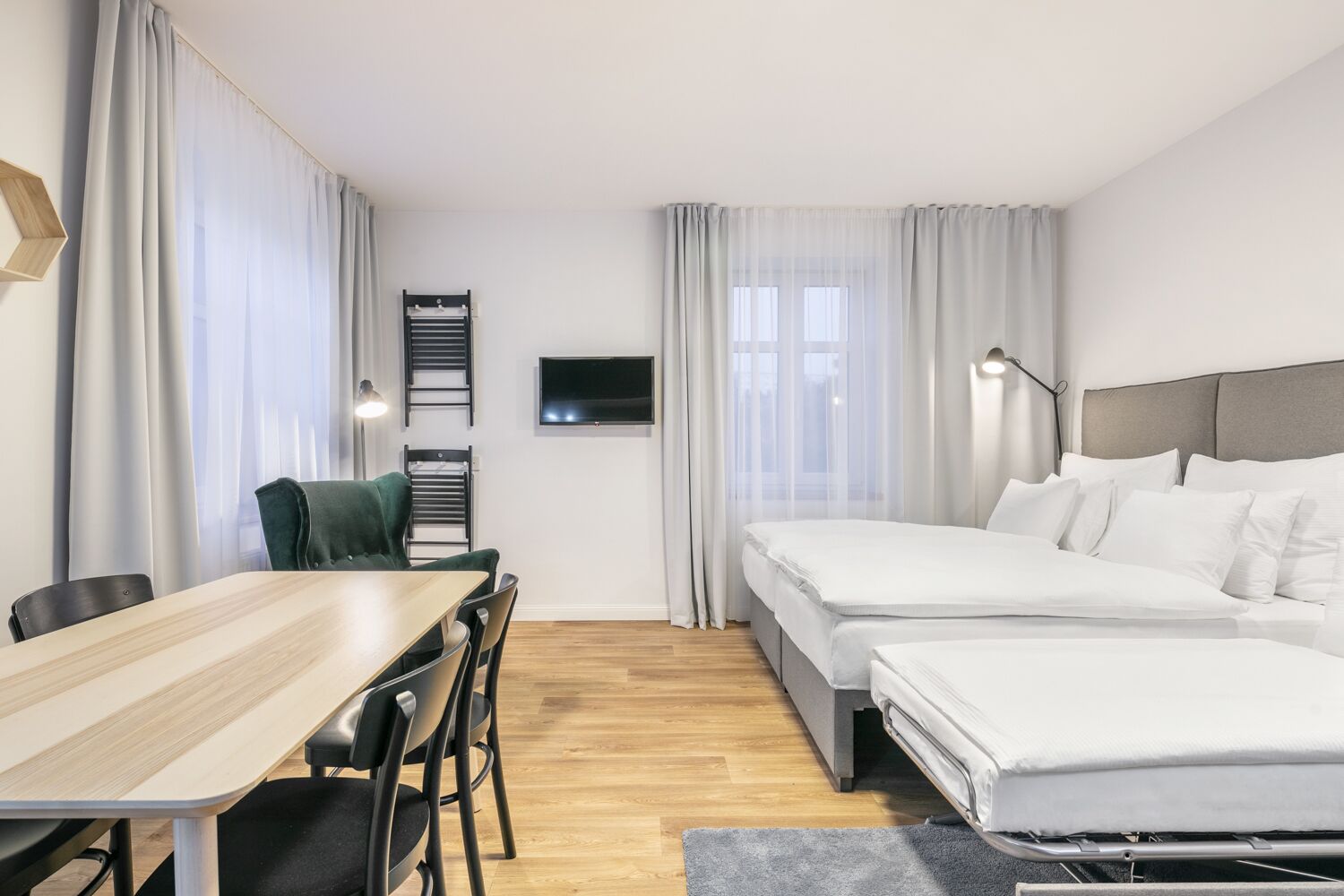 書桌、筆電工作空間、遮光布/窗簾、隔音