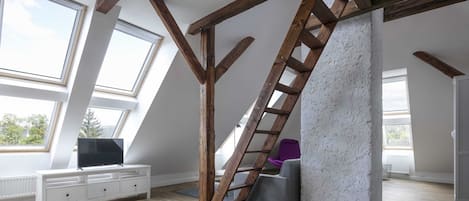 Apartamento Deluxe | Escritorio, espacio para trabajar con un portátil, cortinas opacas