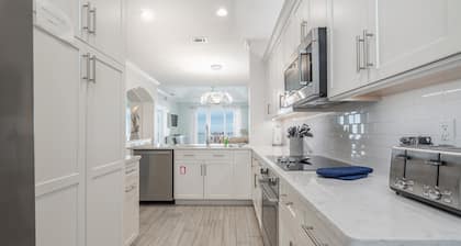 Ocean Place Penthouse Paradise! Oceanfront, 2 Pools - 7 min walk to the Ritz!