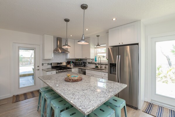 Huis, meerdere bedden, privézwembad, uitzicht op zwembad | Privékeuken | Een koelkast, een magnetron, een kookplaat, een vaatwasser