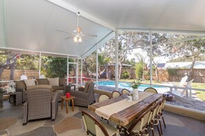 Huis, meerdere bedden, privézwembad, uitzicht op zwembad | Balkon