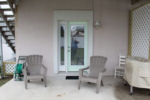 Talo, 1 keskisuuri parisänky ja vuodesohva, patio, näköala puutarhaan | Näkymä huoneesta