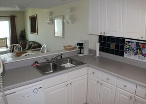 Fridge, microwave, stovetop, dishwasher - Four Winds I10u (St. Augustine)