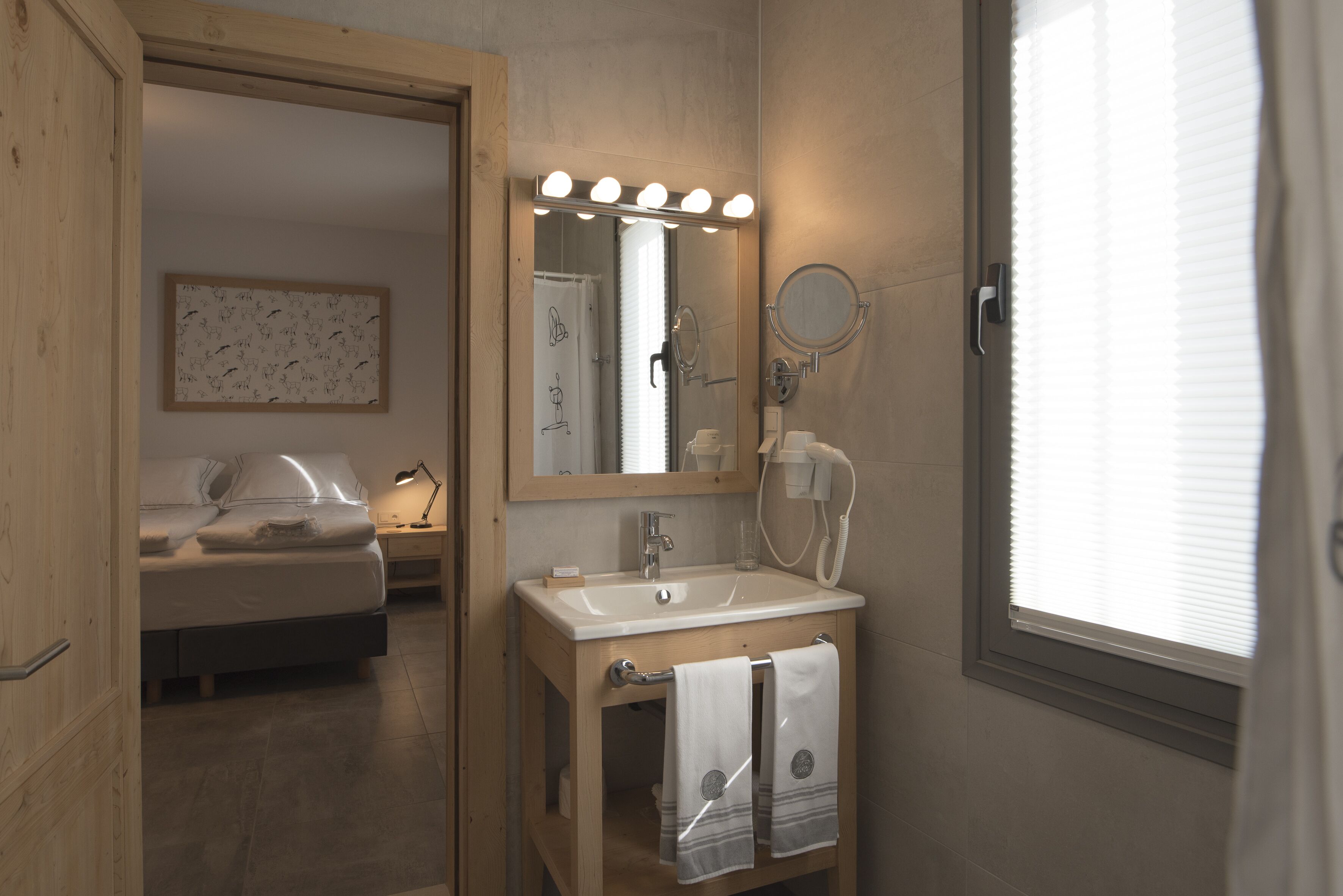 comfort suite | bathroom | shower, hydromassage showerhead, hair dryer, bathrobes