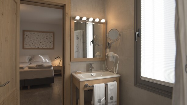 A bathroom with a sink, mirror, and towel rack. - Otel Fiori - Urla (Urla)