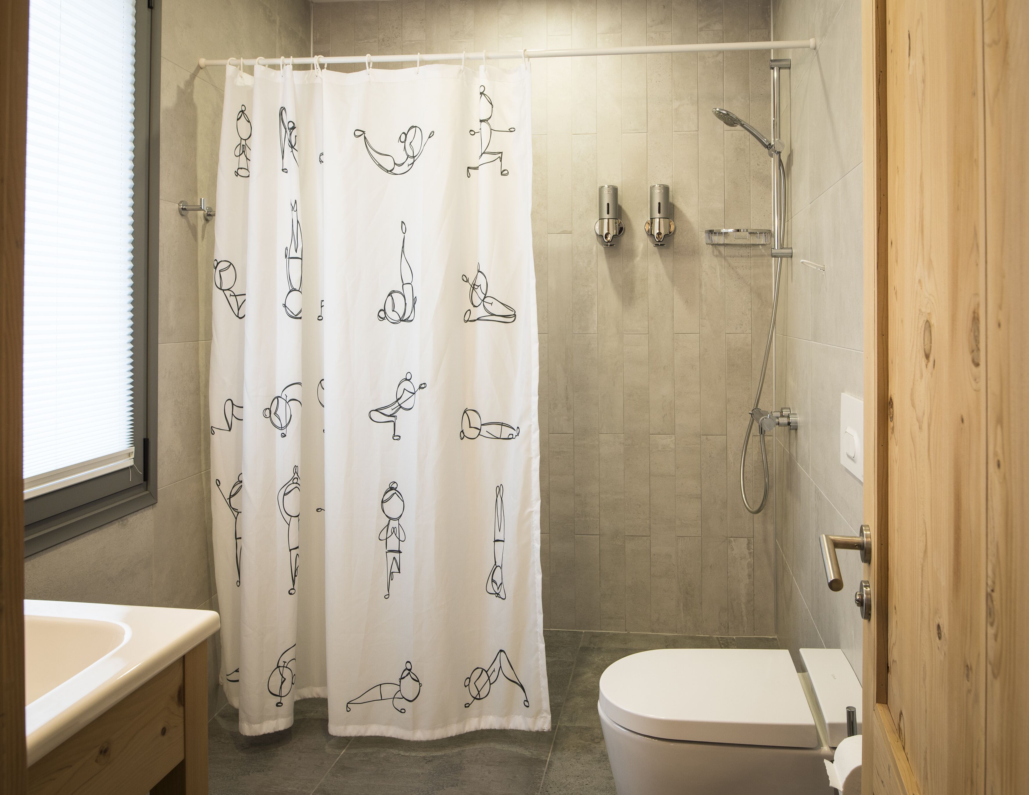 Comfort Suite | Bathroom | Shower, hydromassage showerhead, hair dryer, bathrobes